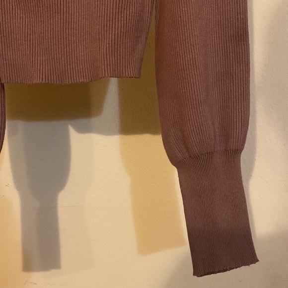 LIKE NEW FITTED SWEATER - Picture 4 of 5